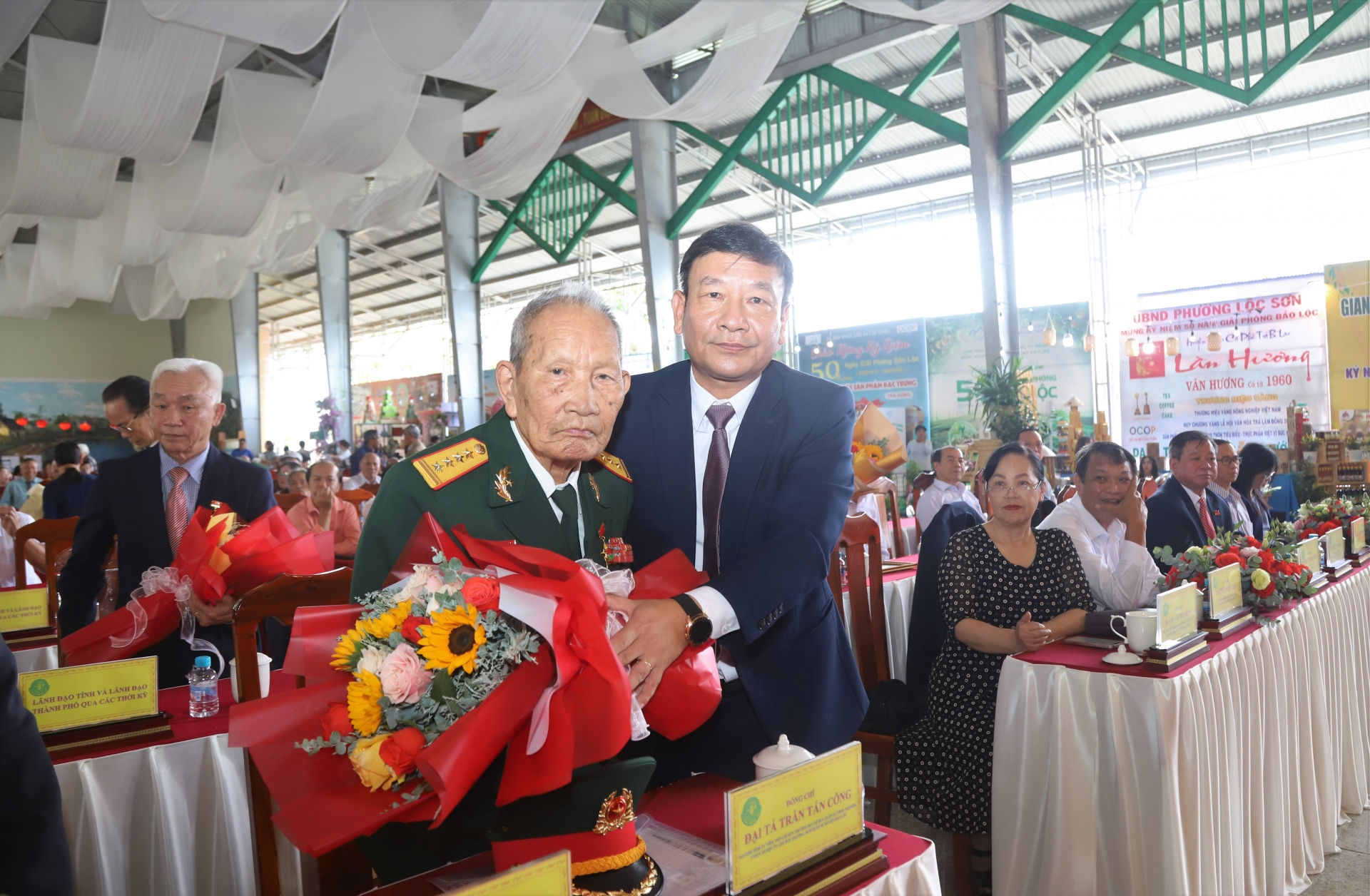 Đồng chí Bùi Thắng - Phó Bí thư Tỉnh ủy Lâm Đồng trao tặng Kỷ niệm chương Vì sự nghiệp xây dựng và phát triển Lâm Đồng cho Đại tá Trần Tấn Công - Nguyên Phó Chỉ huy trưởng, Tham mưu trưởng Bộ CHQS tỉnh Lâm Đồng .