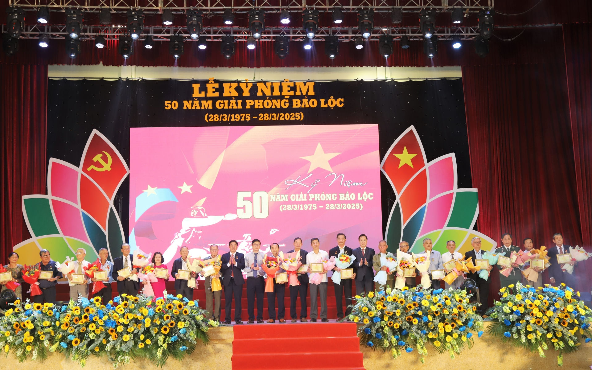 Các đồng chí lãnh đạo tỉnh Lâm Đồng trao tặng Kỷ niệm chương “Vì sự nghiệp xây dựng và phát triển Lâm Đồng” cho các cá nhân.