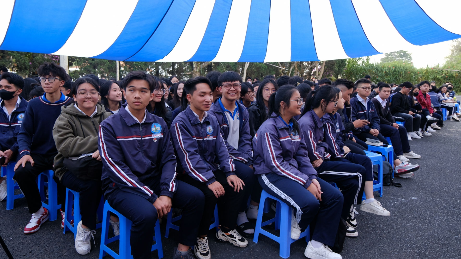 Các em học sinh dự buổi tuyên truyền, hướng nghiệp, tuyển sinh quân sự vào Học viện Quân y