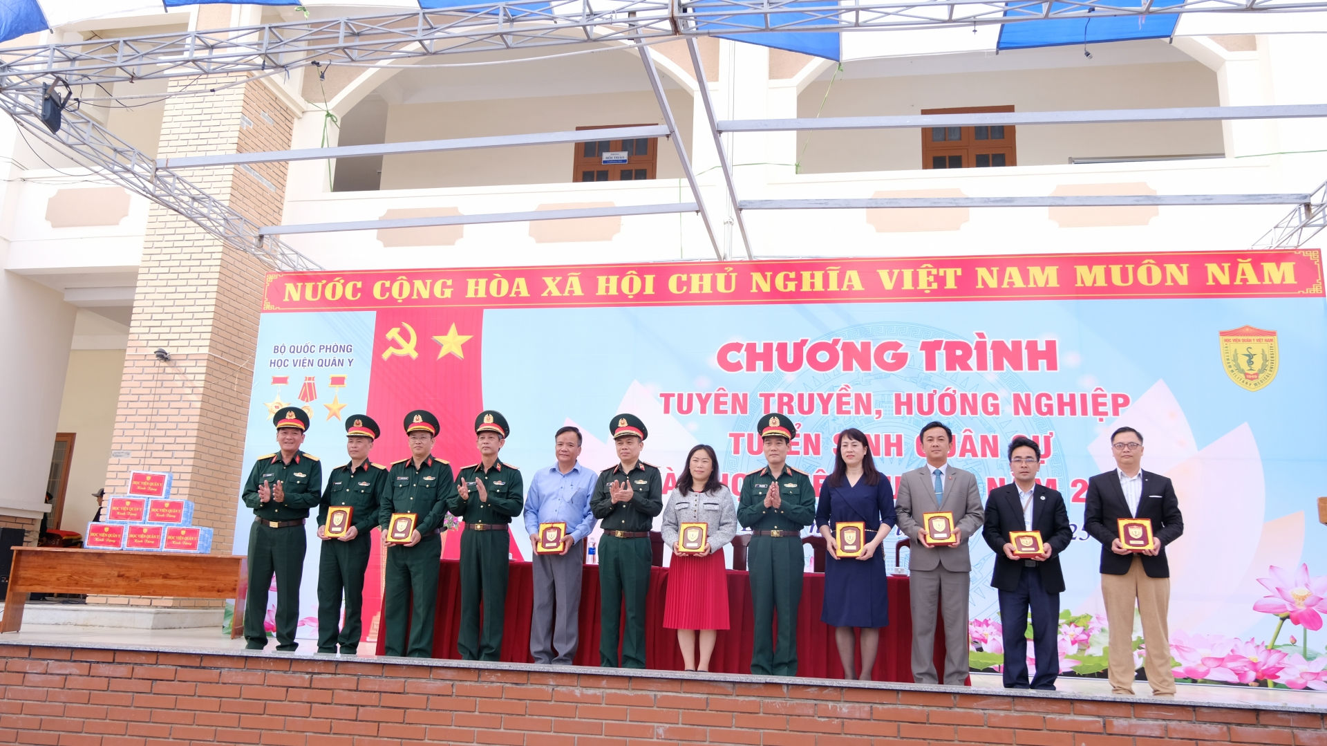 Lãnh đạo Học viện Quân y tặng quà lưu niệm cho các đơn vị phối hợp thực hiện buổi buổi tuyên truyền, hướng nghiệp, tuyển sinh quân sự vào Học viện Quân y