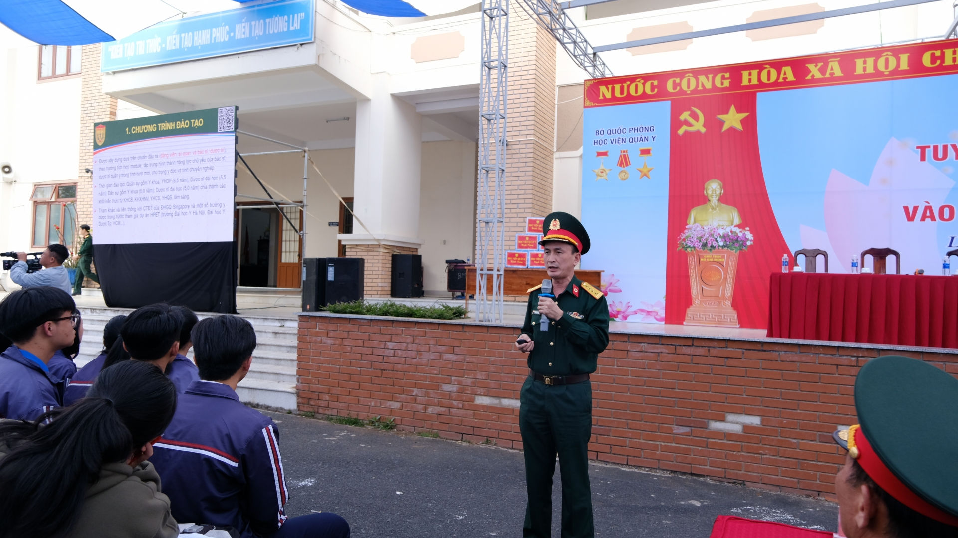 Trưởng phòng Đào tạo Học viện Quân Y giới thiệu về chương trình đào tạo, các thông tin tuyển sinh và những nội dung trọng tâm khác