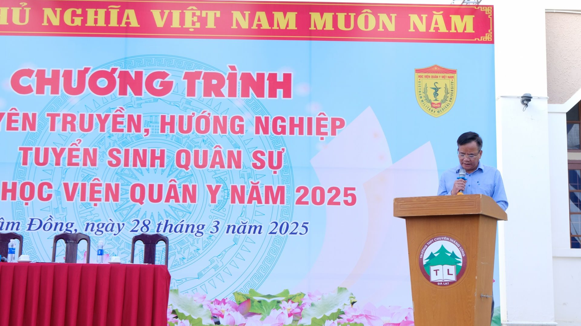 Thầy Đào Mạnh Trinh – Hiệu trưởng trường THPT Chuyên Thăng Long thay mặt Ban giám hiệu các trường bày tỏ lời cảm ơn tới Học viện Quân y