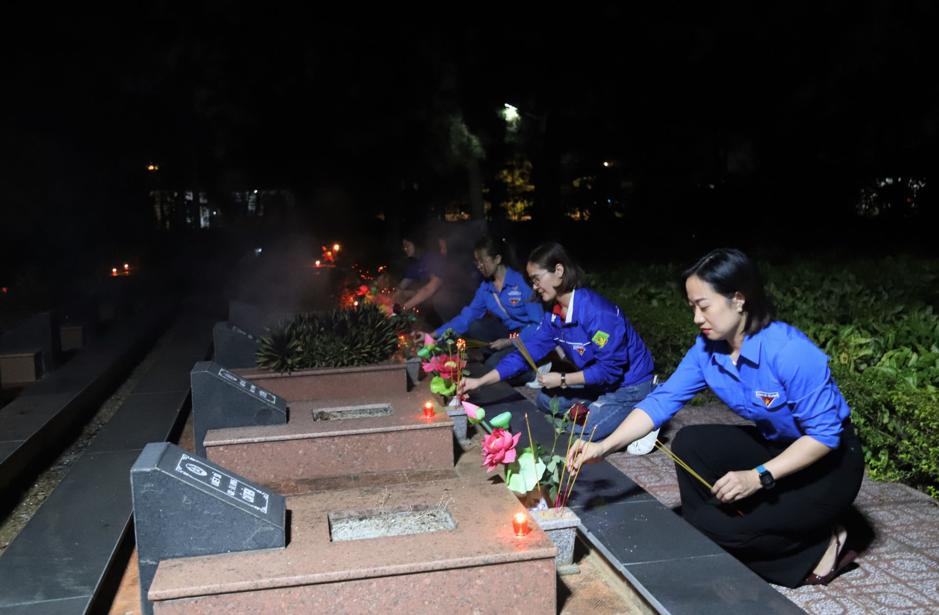 Đoàn viên, thanh niên TP Bảo Lộc dâng hương tại phần mộ tri ân các anh hùng liệt sĩ.