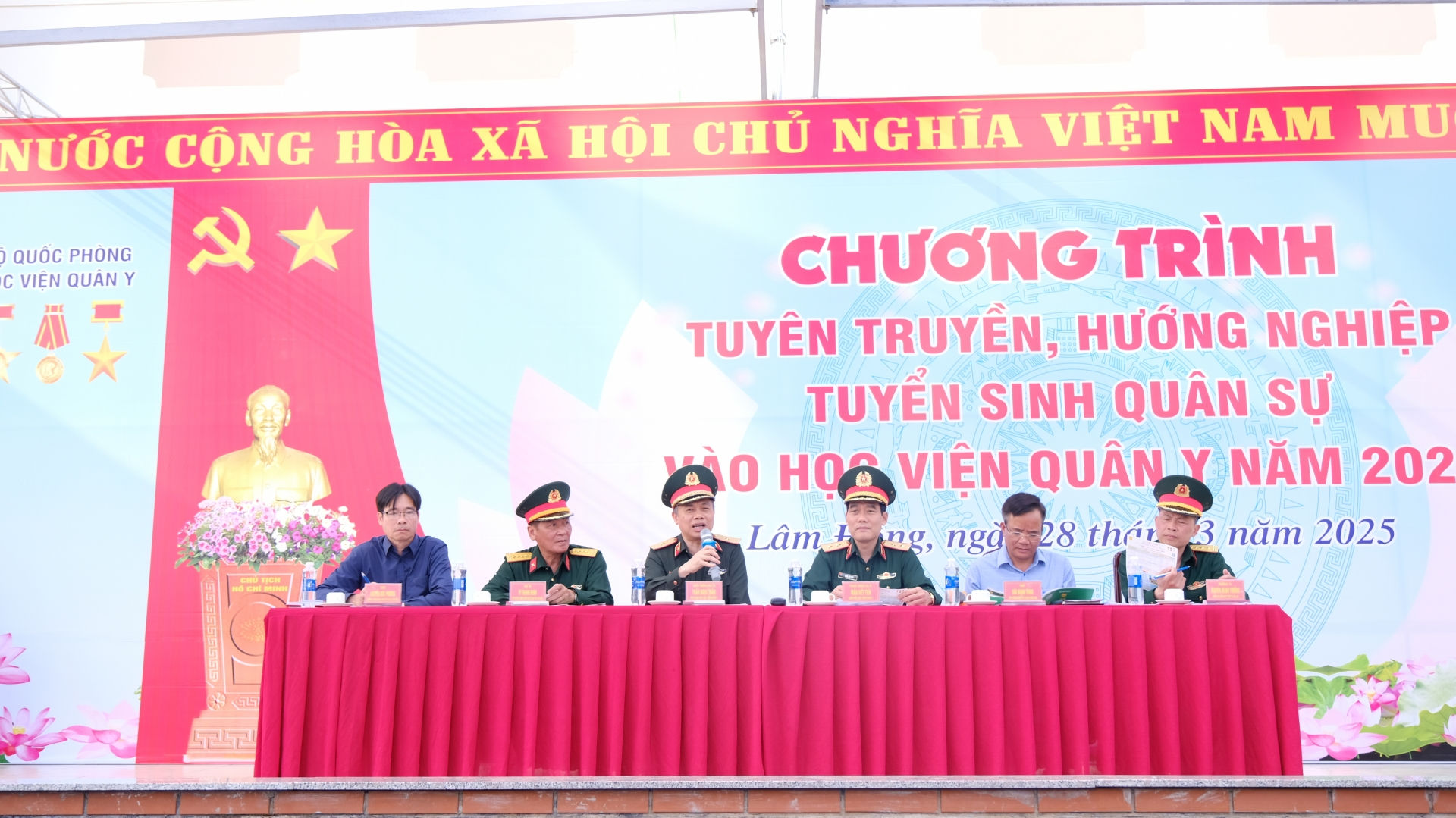 Các đồng chí lãnh đạo Học viện Quân y đã trực tiếp lắng nghe để trao đổi, trả lời những thắc mắc của các em học sinh