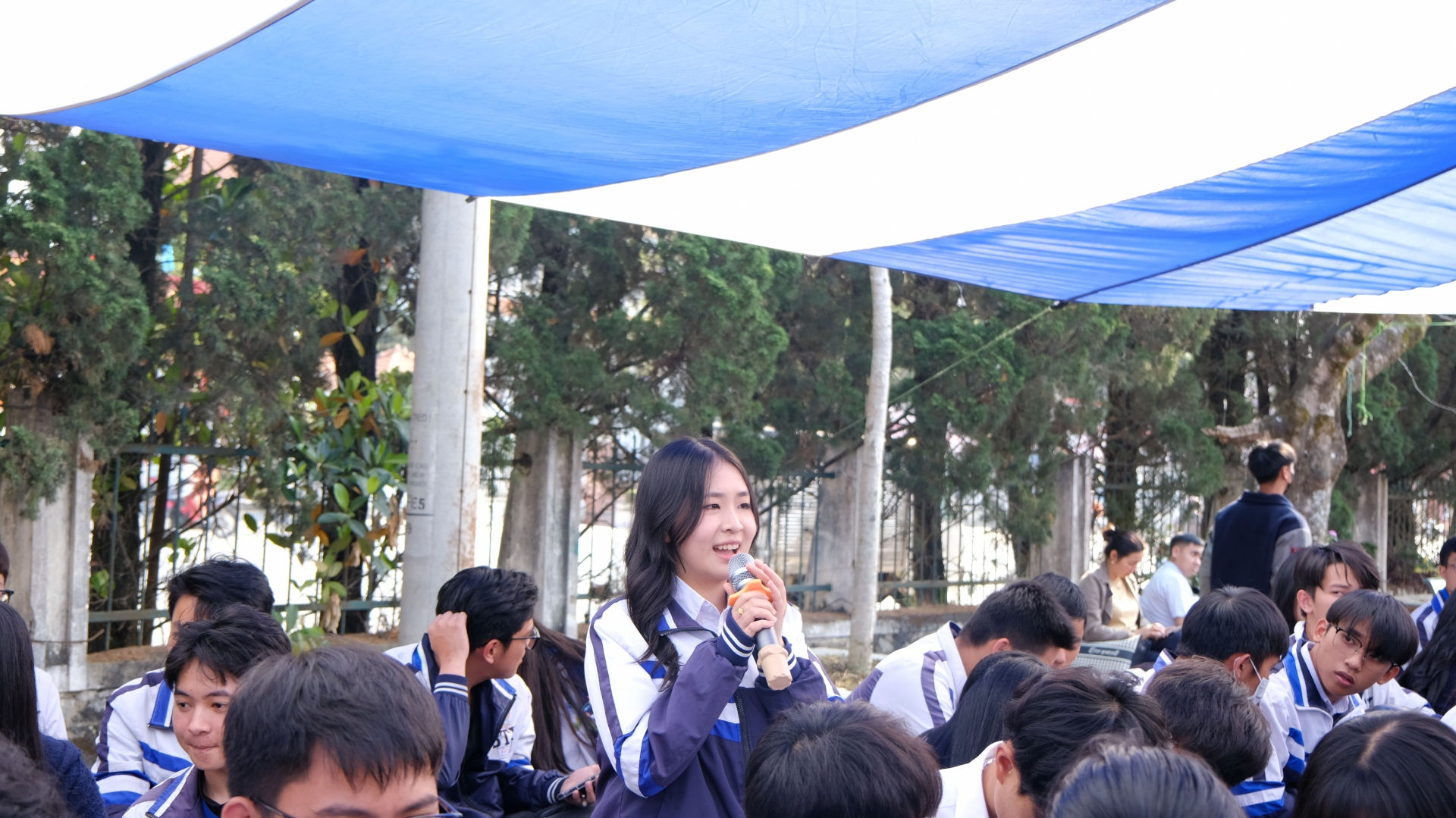 Các em học sinh đặt câu hỏi tại buổi tuyên truyền, hướng nghiệp, tuyển sinh quân sự vào Học viện Quân y