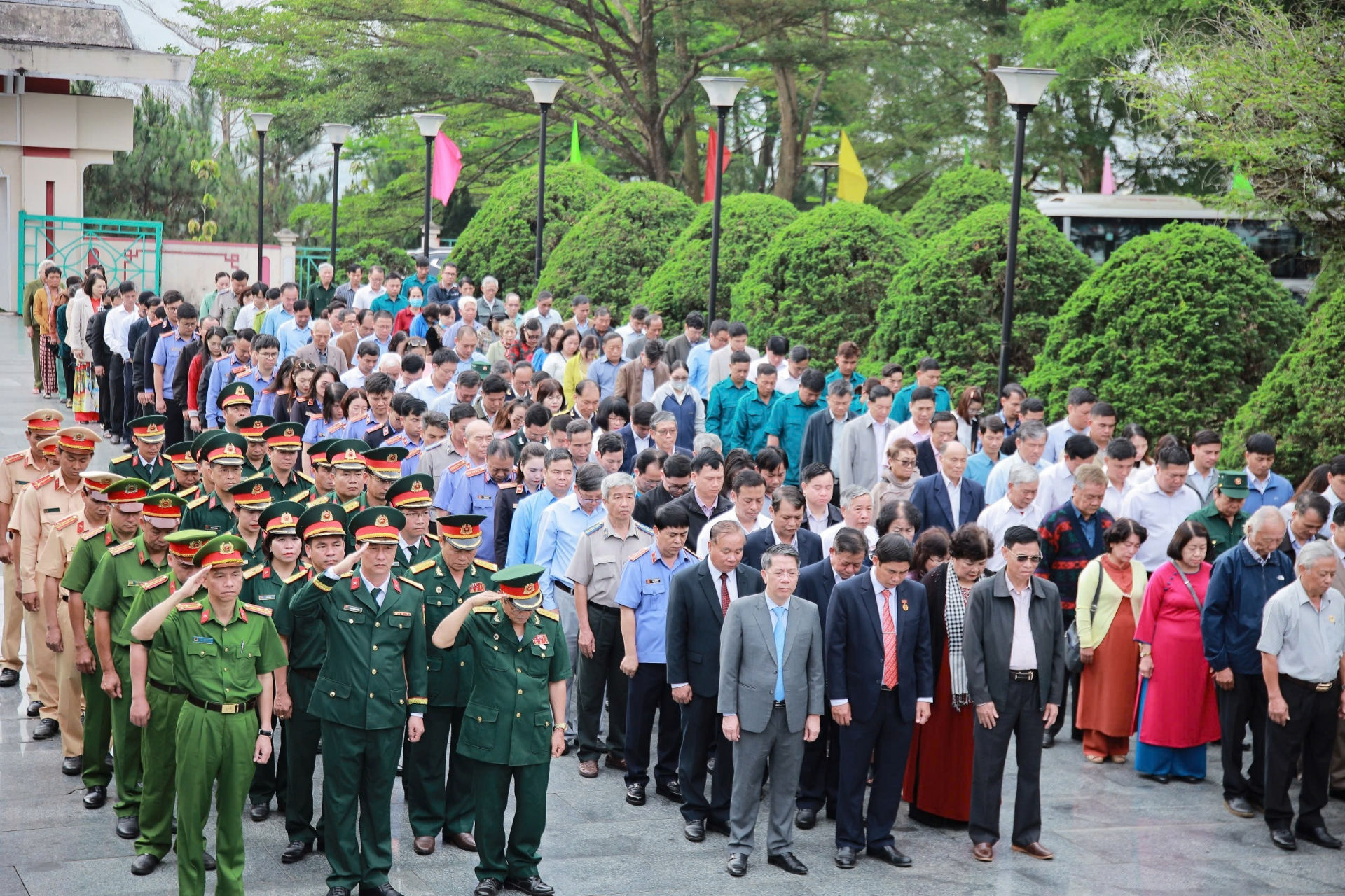 Vào sáng cùng ngày Thành ủy, HĐND, UBND và Ủy ban MTTQ Việt Nam TP Bảo Lộc đã tổ chức Lễ viếng Nghĩa trang Liệt sĩ nhân kỷ niệm 50 năm Ngày giải phóng Bảo Lộc.