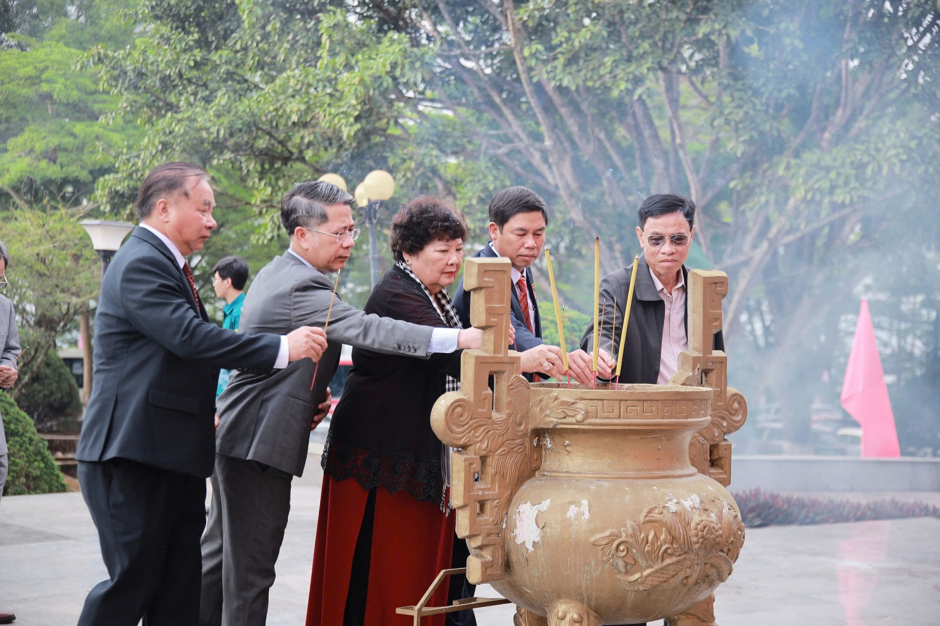 Các đồng chí lãnh đạo, nguyên lãnh đạo TP Bảo Lộc qua các thời kỳ kính cẩn dâng hương tại Tượng đài Tổ quốc ghi công tưởng nhớ các anh hùng liệt sĩ.