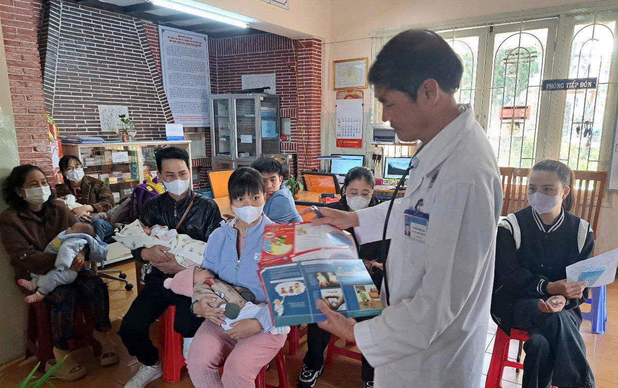 Cán bộ y tế hướng dẫn phụ huynh theo dõi trẻ sau tiêm chủng vắc xin sởi tại TP Đà Lạt