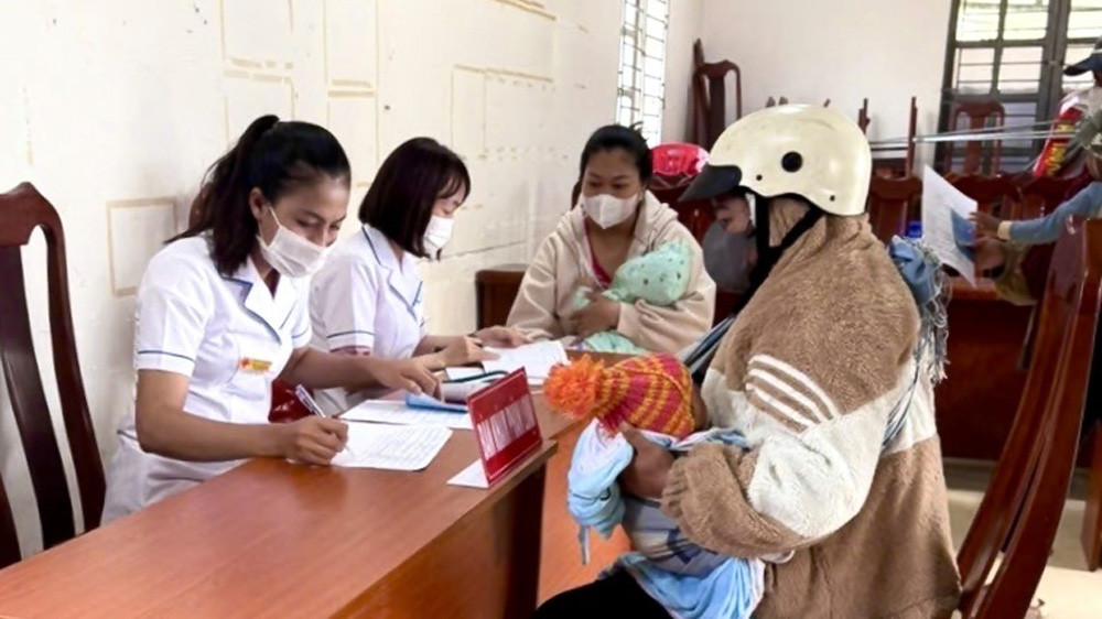 Tiêm vắc xin sởi cho trẻ từ 6 tháng đến dưới 9 tháng tuổi tại huyện Đam Rông