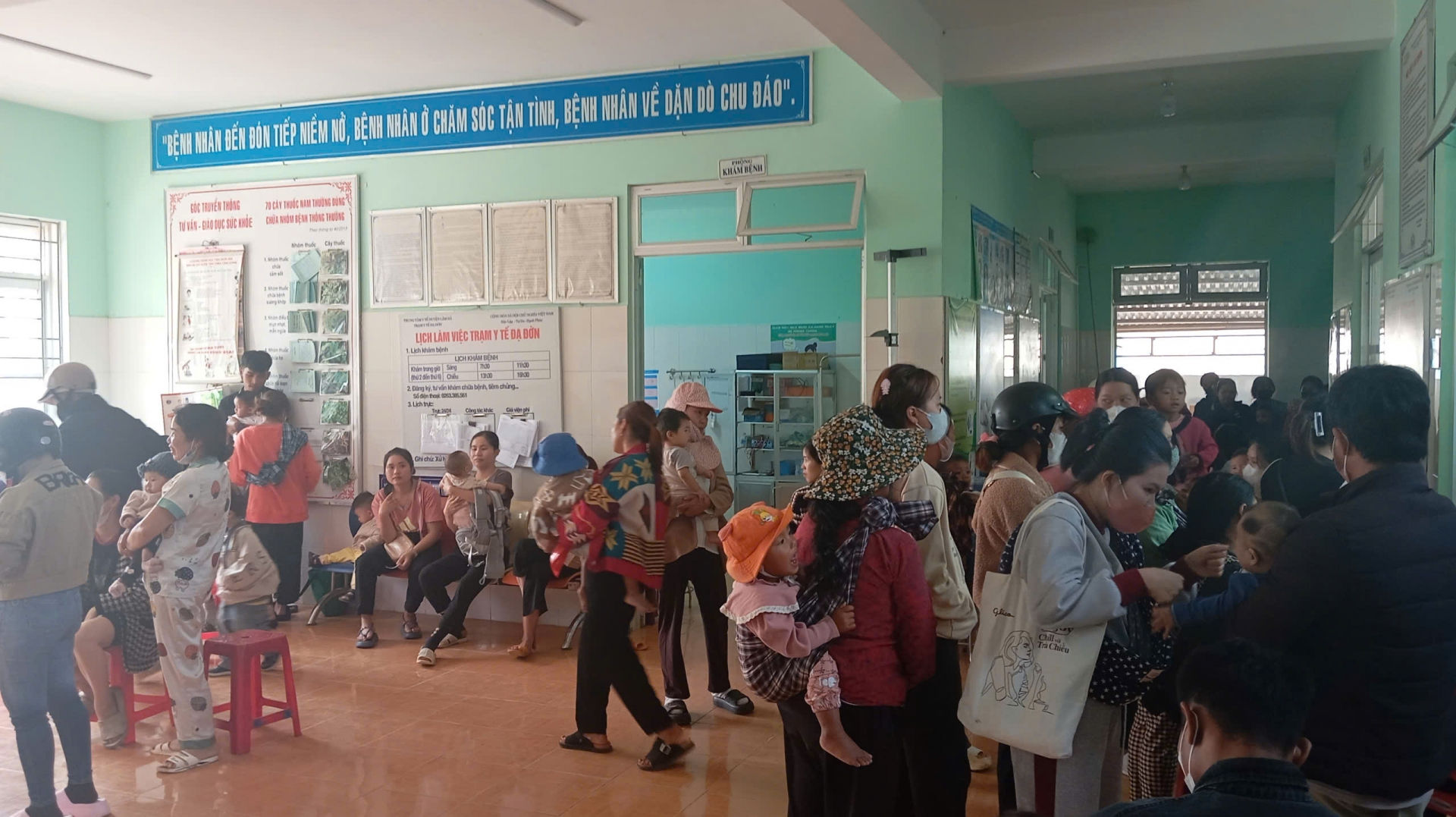 Đưa trẻ đi tiêm vắc xin sởi tại huyện Lâm Hà