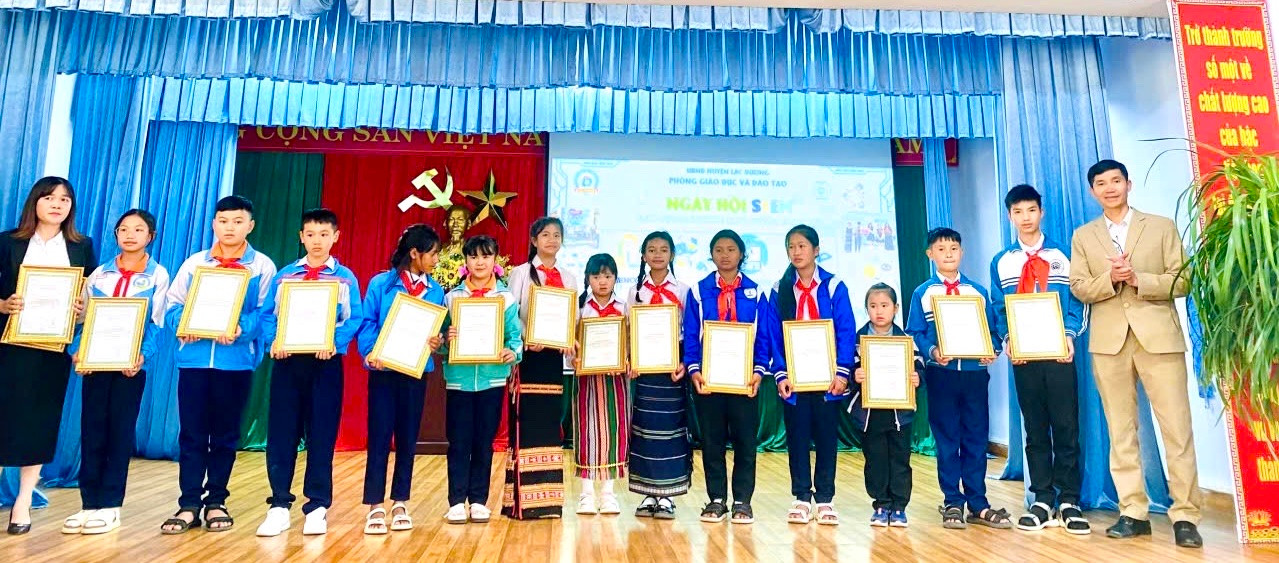 Trao giải cho các dự án xuất sắc