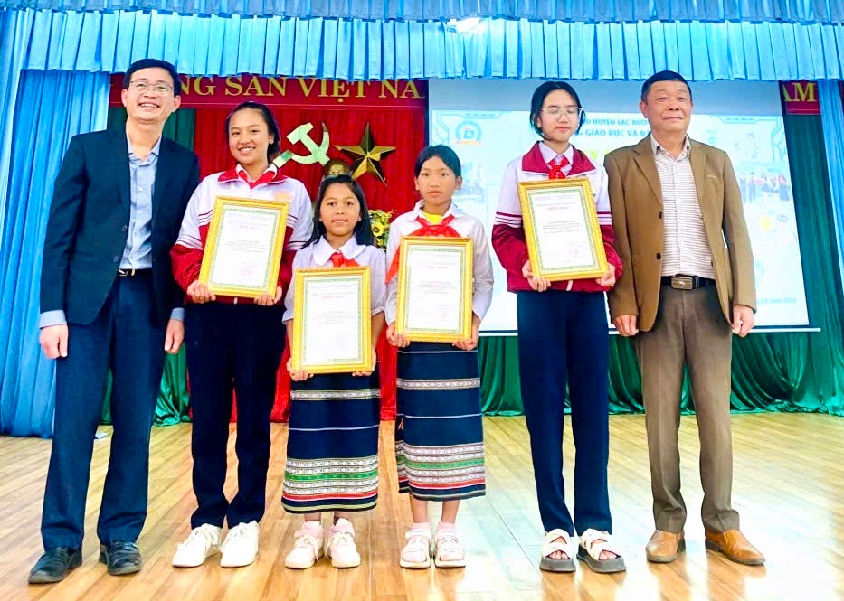 Trao giải cho các dự án xuất sắc