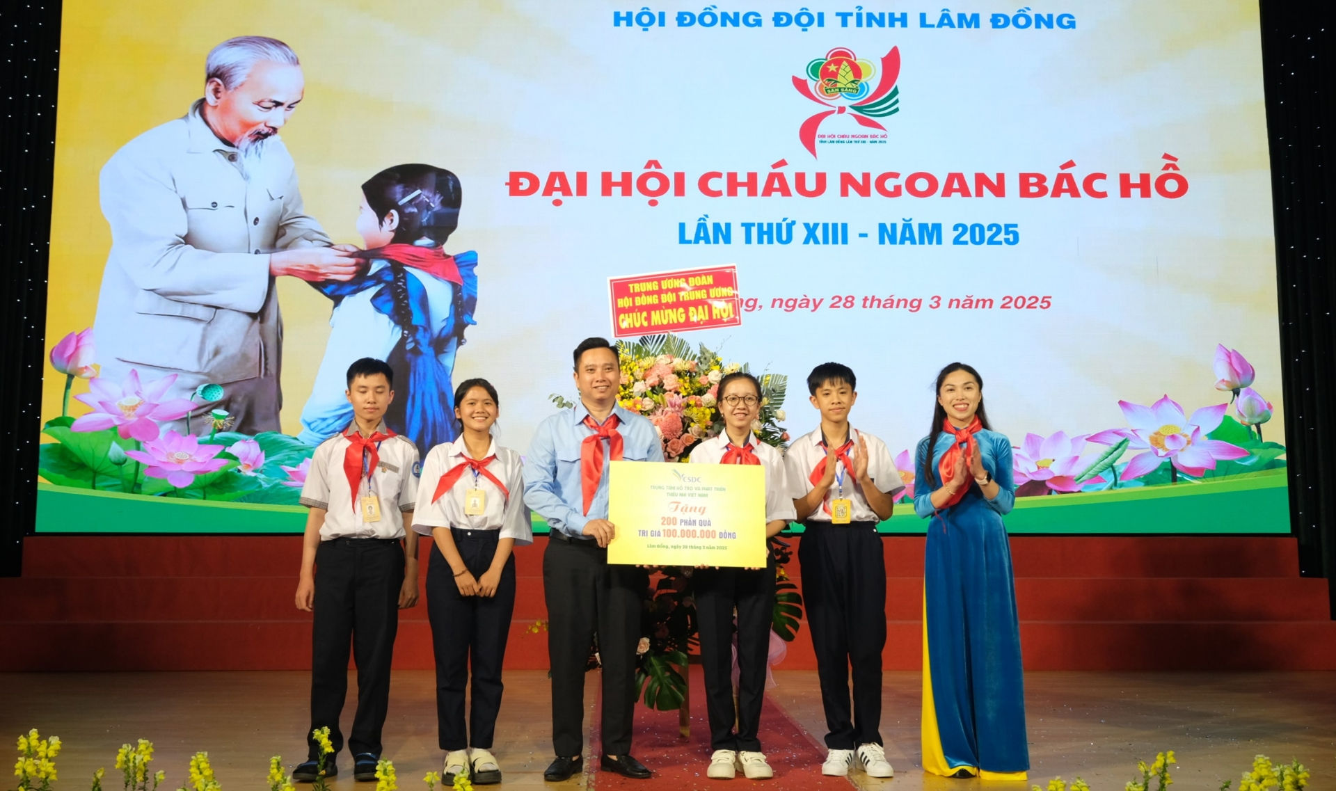 Hội đồng Đội Trung ương - Trung tâm Hỗ trợ và Phát triển Thiếu nhi Việt Nam tặng hoa chúc mừng Đại hội và trao tặng 200 phần quà cho đội viên, thiếu nhi Lâm Đồng