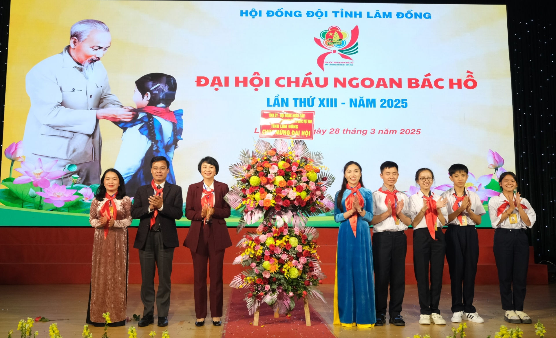 Tỉnh ủy - HĐND - UBND - Ủy ban MTTQ Việt Nam tỉnh tặng hoa chúc mừng Đại hội