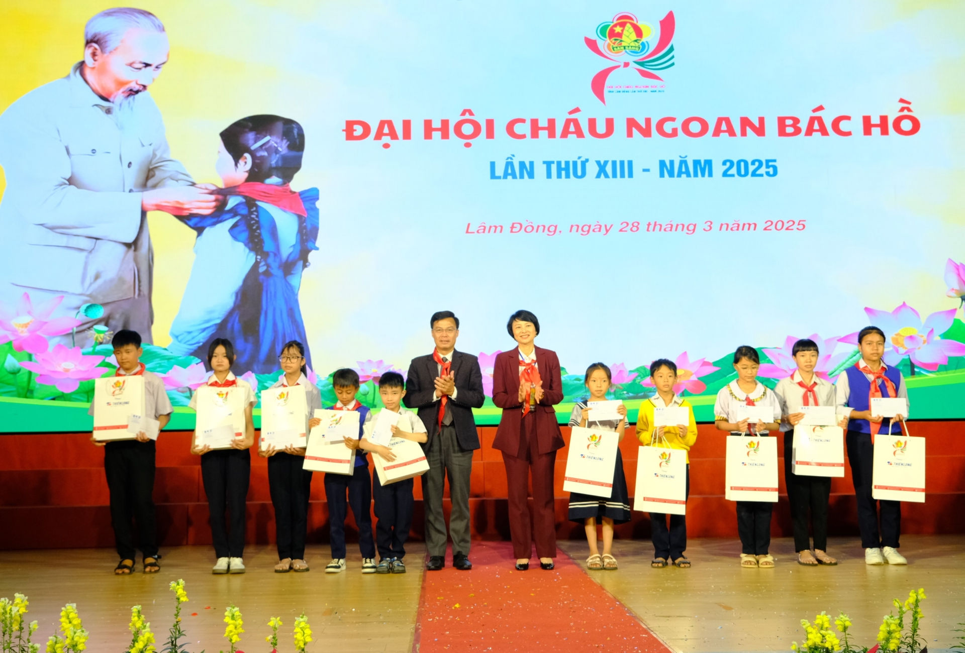 Đồng chí Phó Bí thư Thường trực Tỉnh ủy Phạm Thị Phúc và Phó Chủ tịch UBND tỉnh Đinh Văn Tuấn trao học bổng Hoa nắng cho các thiếu nhi vượt khó học tốt.