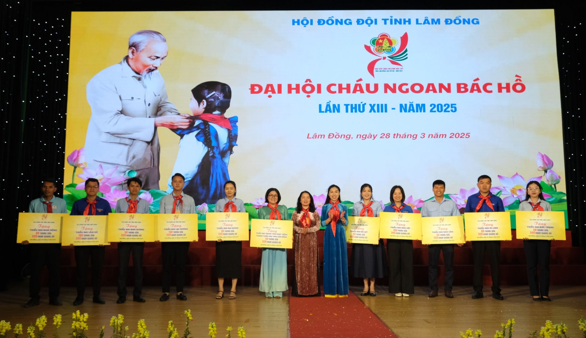 Tại Đại hội hôm nay, với mong muốn động viên thiếu nhi tỉnh nhà ra sức học tập, thi đua, xứng đáng là con ngoan, trò giỏi, cháu ngoan Bác Hồ, Hội đồng Đội tỉnh Lâm Đồng trao tặng 39.360 ly sữa và 3.300 chiếc khăn quàng đỏ cho đội viên, thiếu nhi trên địa bàn tỉnh.