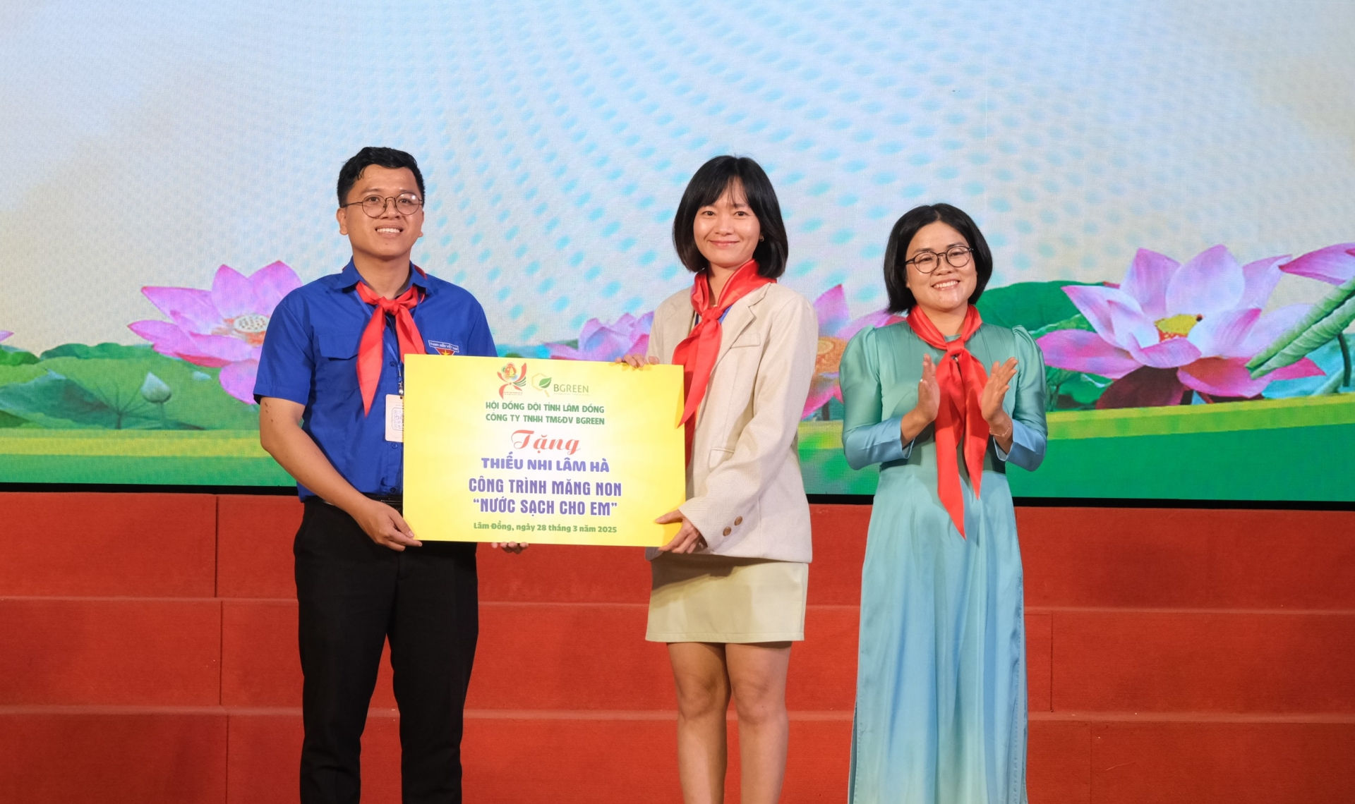 Nhằm tạo điều kiện cho đội viên, thiếu nhi có một môi trường học tập, sinh hoạt an toàn, lành mạnh, Hội đồng Đội tỉnh Lâm Đồng phối hợp với Công ty Trách nhiệm hữu hạn thương mại và dịch vụ BI GRIN trao tặng công trình măng non “Nước sạch cho em” cho đội viên, thiếu nhi huyện Lâm Hà.