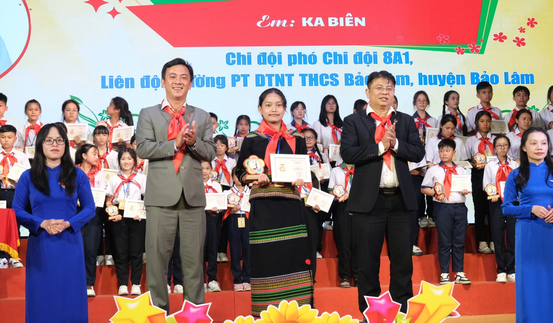 Tuyên dương Cháu ngoan Bác Hồ