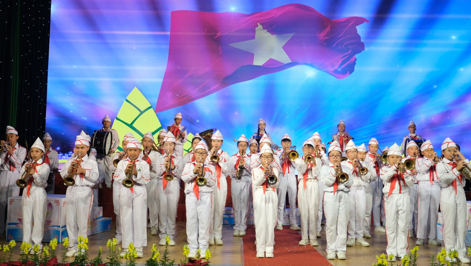 chương trình biểu diễn nhạc kèn với chủ đề “Tự hào trang sử Đội - Vững bước tiến lên Đoàn” chào mừng Đại hội