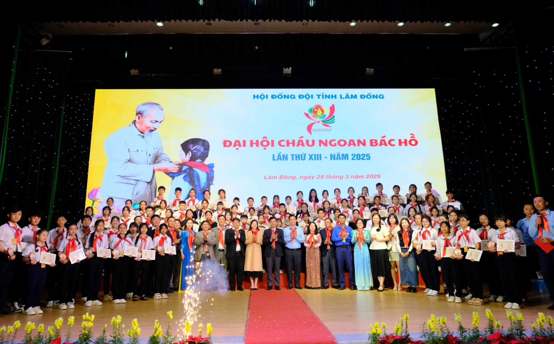 Các đại biểu chụp ảnh lưu niệm cùng 84 Cháu ngoan Bác Hồ tỉnh Lâm Đồng