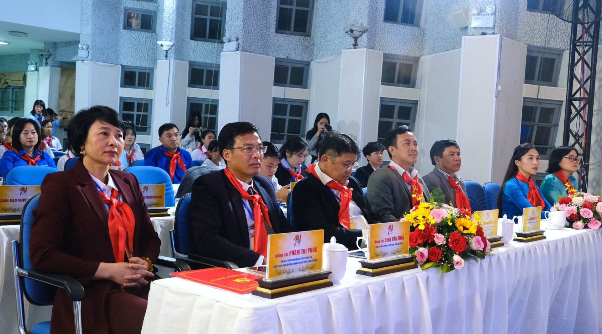Đồng chí Phạm Thị Phúc - Phó Bí thư Thường trực Tỉnh ủy, Chủ tịch HĐND tỉnh cùng các đại biểu tham dự Đại hội