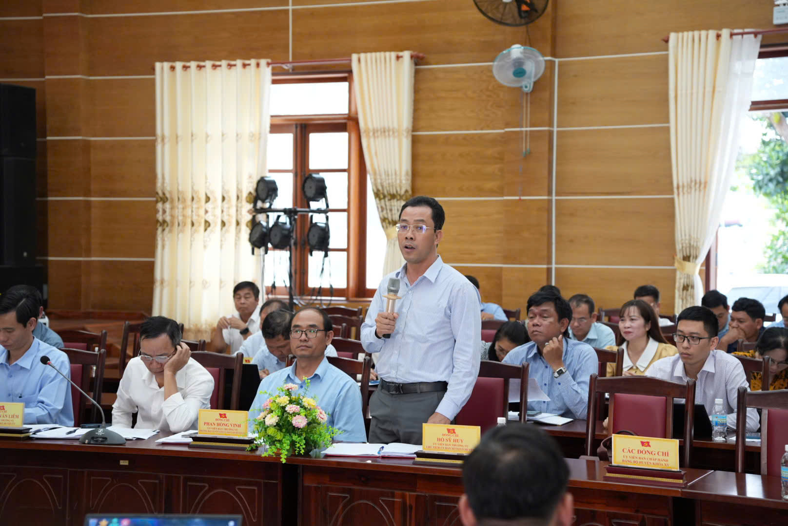Đồng chí Hồ Sỹ Huy - Chủ tịch UBMTTQ Việt Nam huyện báo cáo công tác xóa nhà tạm, nhà dột nát trên địa bàn