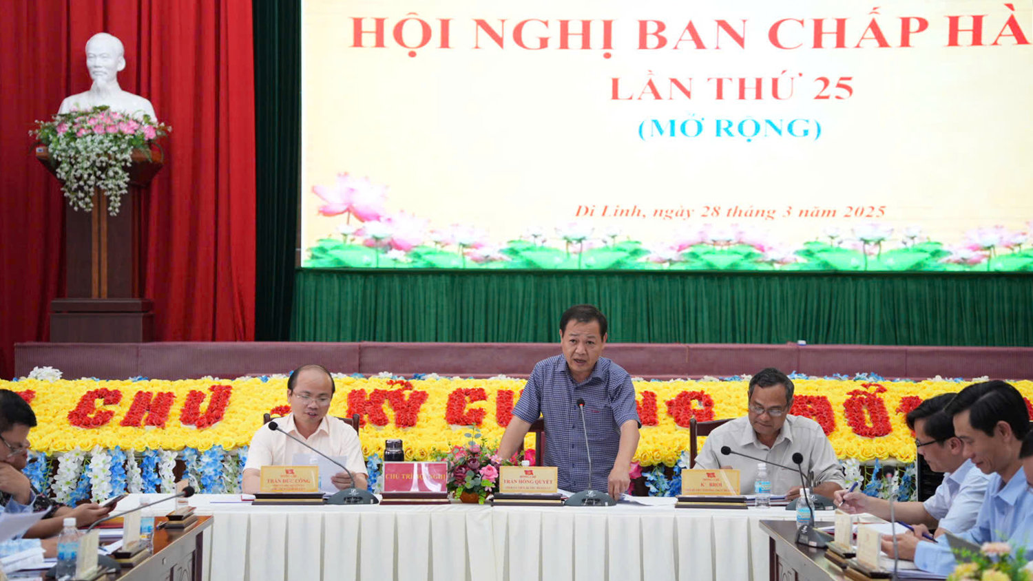 Đồng chí Bí thư Huyện ủy Di Linh Trần Hồng Quyết phát biểu kết luận Hội nghị