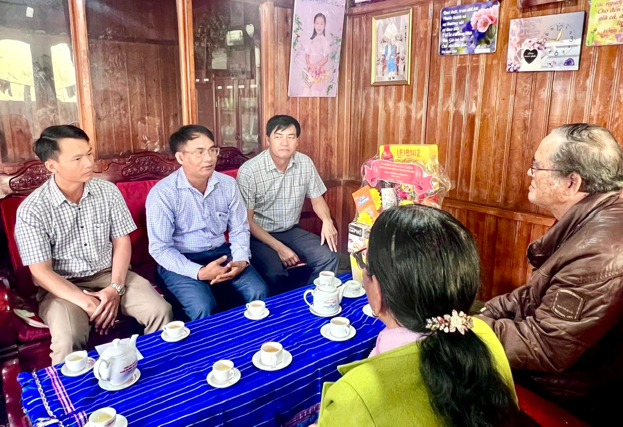 Phó Bí thư Thường trực Huyện ủy Ya Tiong thăm hỏi sức khỏe, động viên thương binh lơ mu ha chơ ry