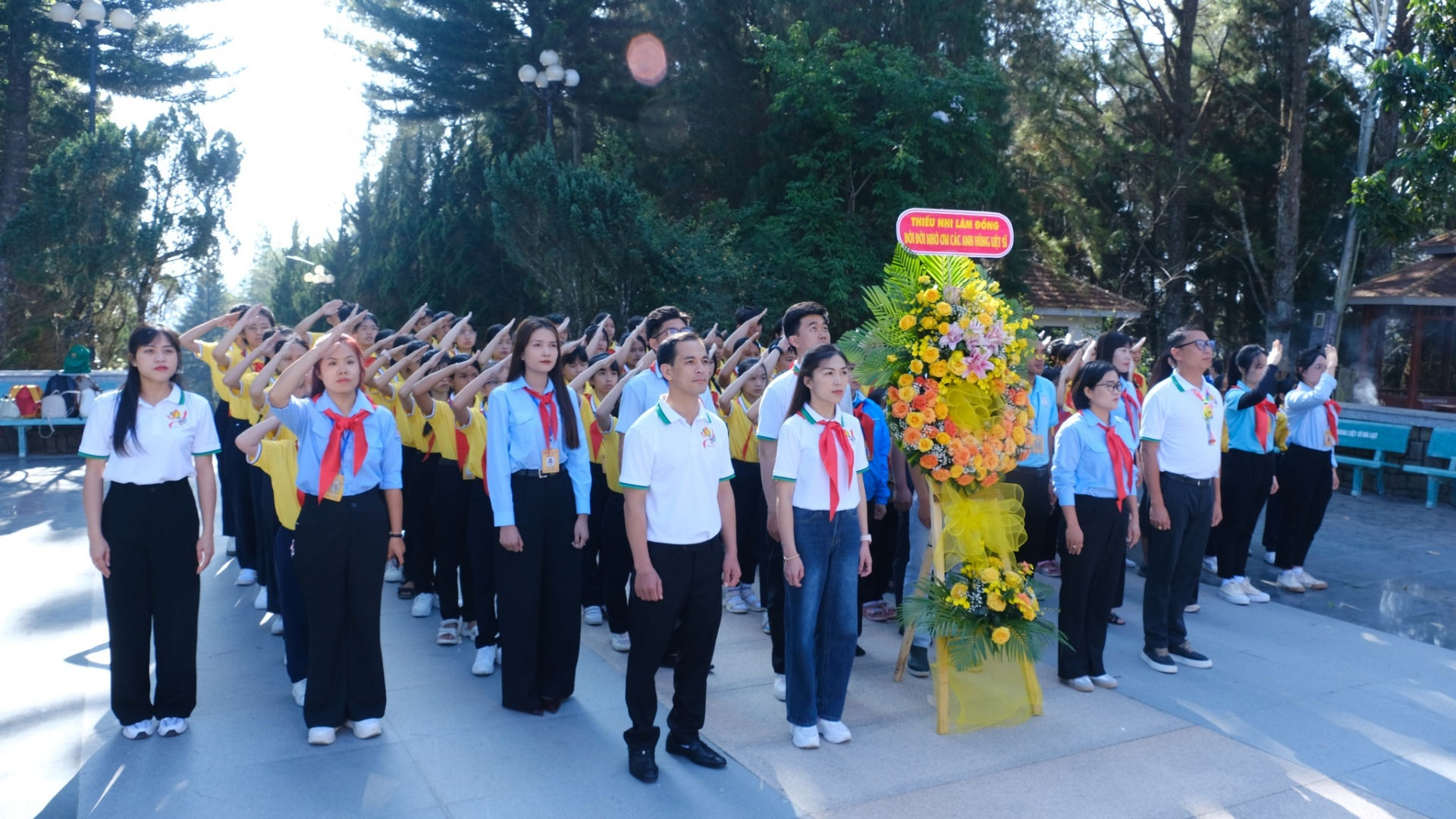 Đoàn đại biểu dự Lễ viếng tại Nghĩa trang liệt sĩ Đà Lạt