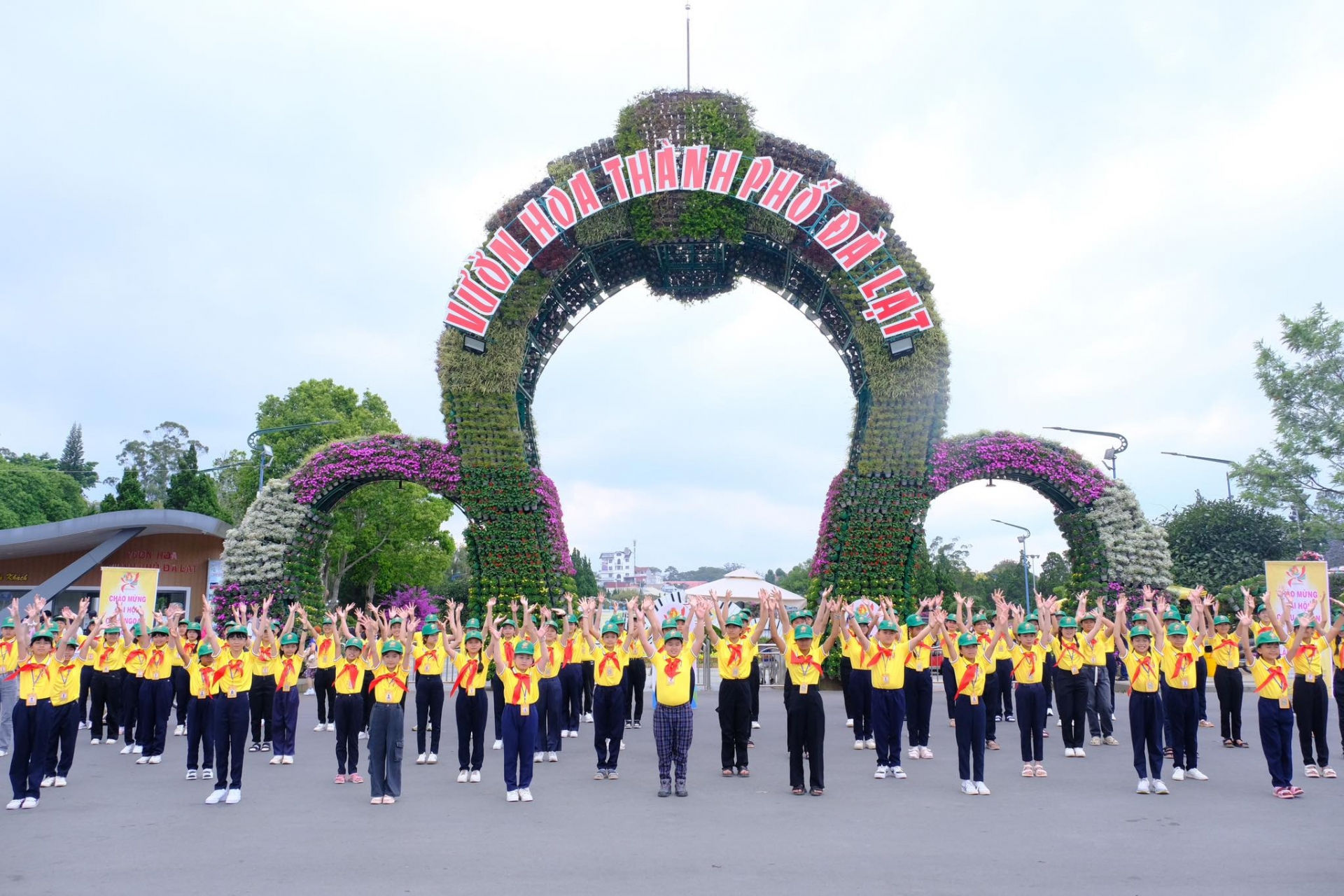 84 thiếu nhi được tuyên dương Cháu ngoan Bác Hồ cùng đồng diễn “Hoa thơm dâng Bác” tại Khu du lịch Vườn hoa thành phố Đà Lạt