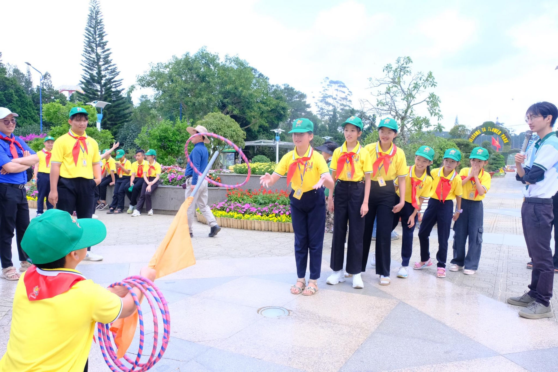Các đại biểu thiếu nhi tham gia vào nhiều trò chơi sôi nổi