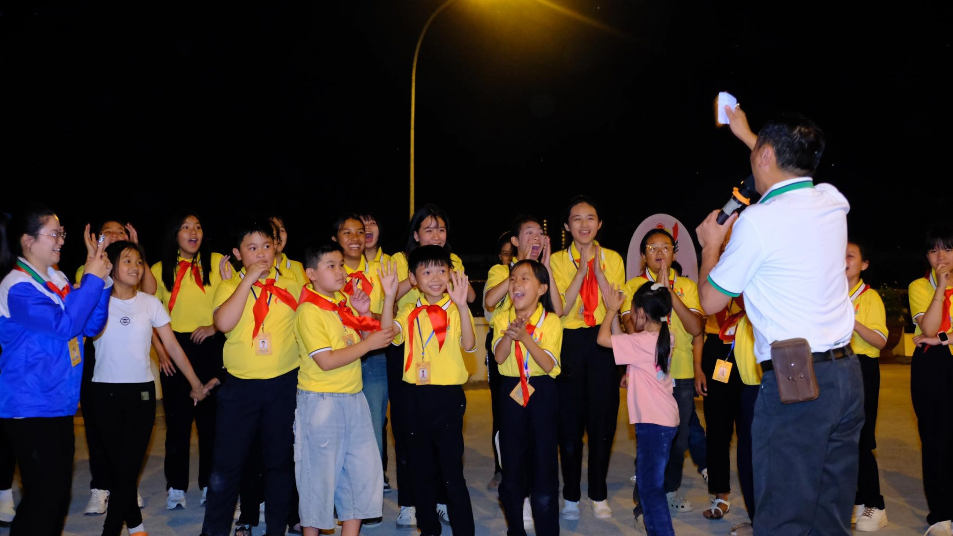 Các em thiếu nhi được tham gia vào nhiều hoạt động sôi nổi tại đêm lửa trại