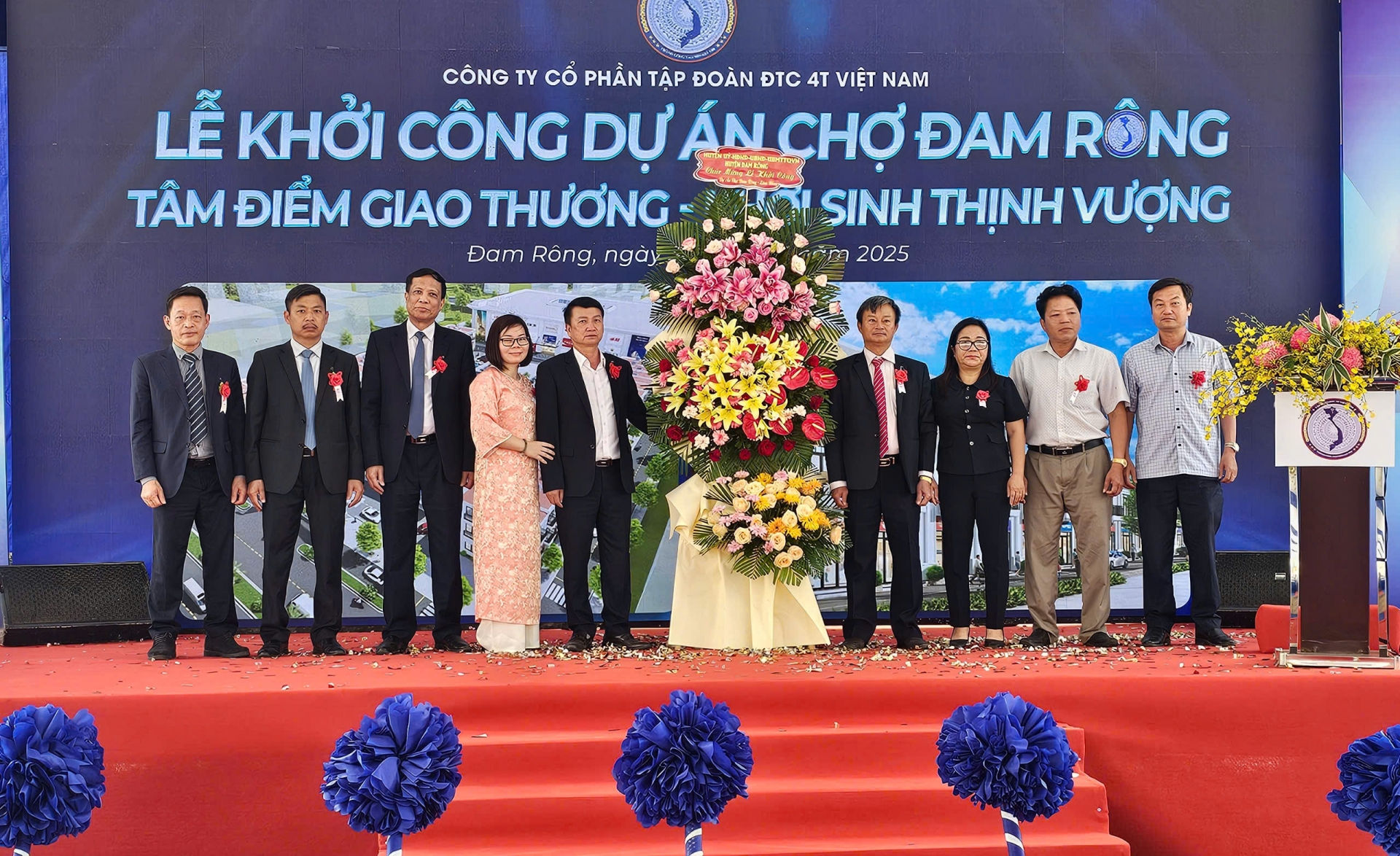 Đại diện các đồng chí lãnh đạo huyện Đam Rông tặng hoa chúc mừng lãnh đạo Tập đoàn ĐTC 4T Việt Nam
