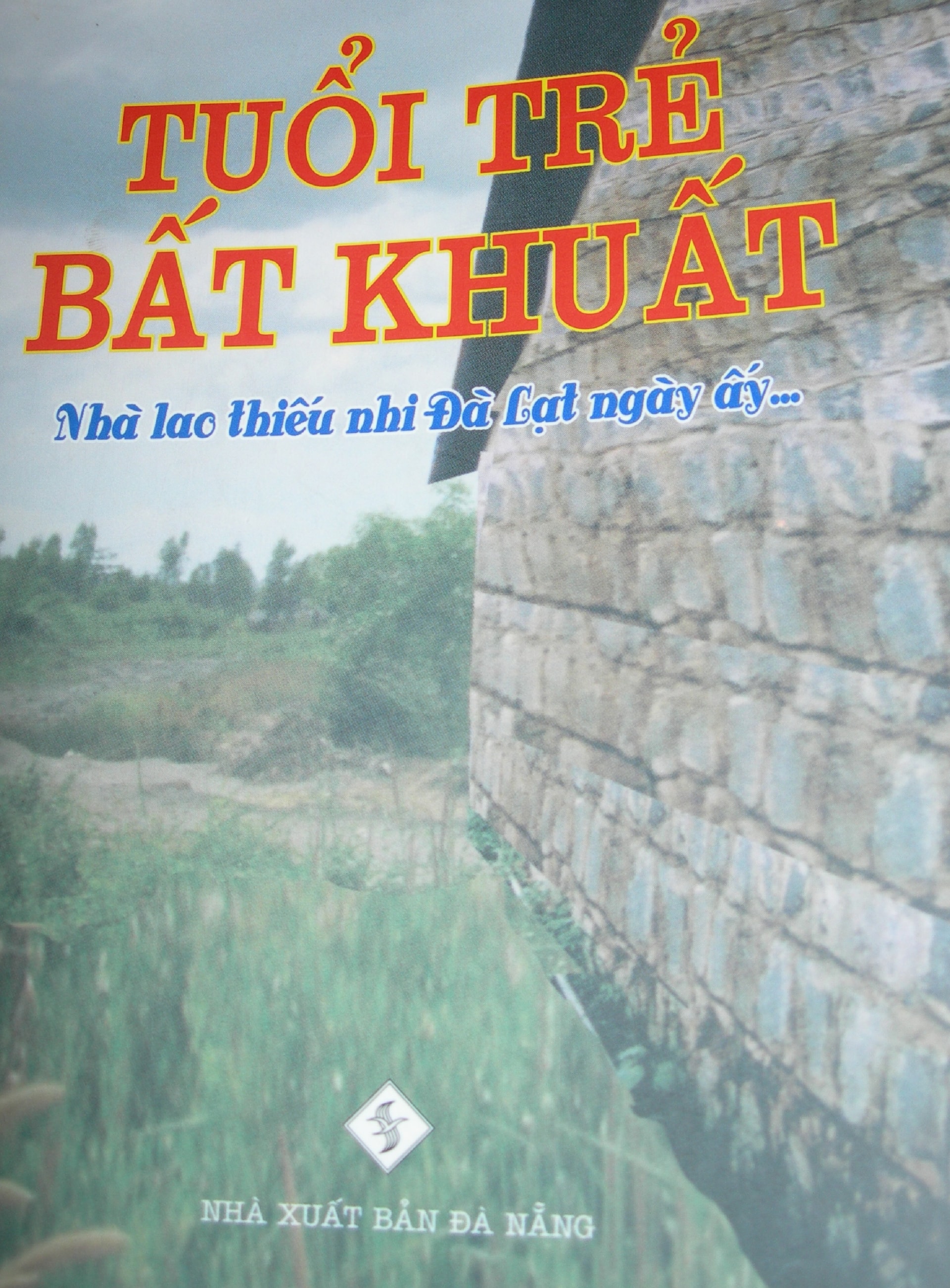 Bìa cuốn sách Tuổi trẻ bất khuất Nhà lao thiếu nhi Đà Lạt ngày ấy...