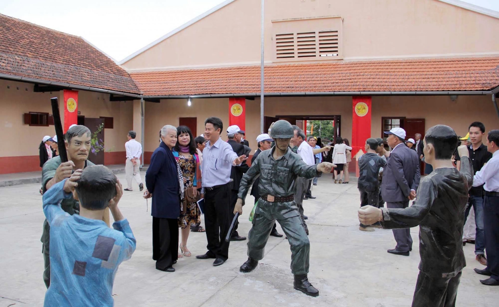 Hình nhân mô phỏng cảnh kẻ thù tra tấn người tù thiếu nhi