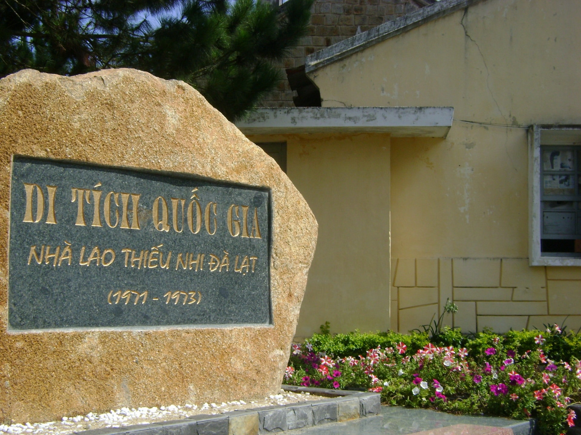 Tấm bảng đá Di tích quốc gia Nhà lao thiếu nhi Đà Lạt