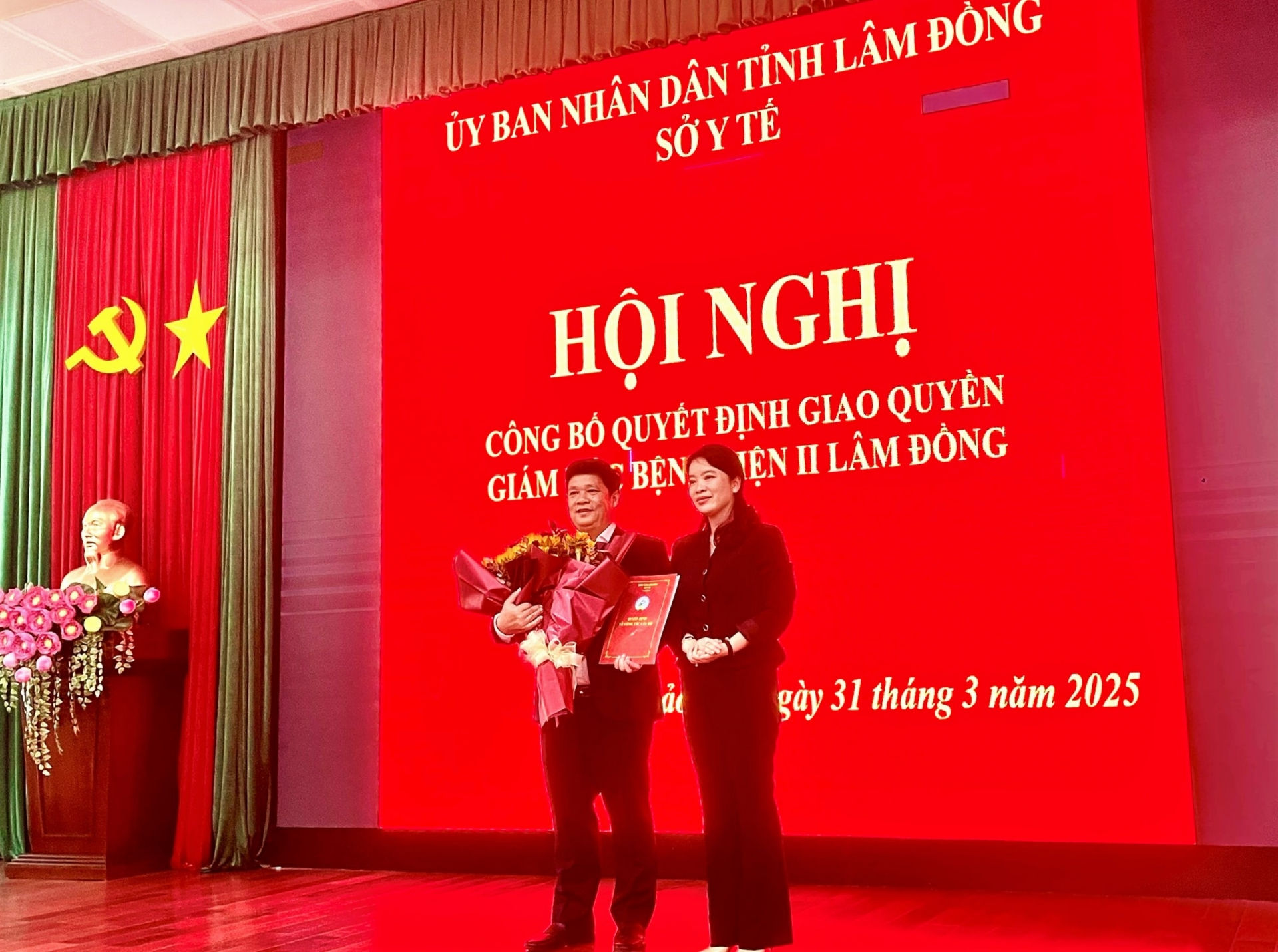 Giám đốc Sở Y tế tỉnh Lâm Đồng Huỳnh Thị Phương Duyên trao quyết định điều động ông Lê Văn Tiến