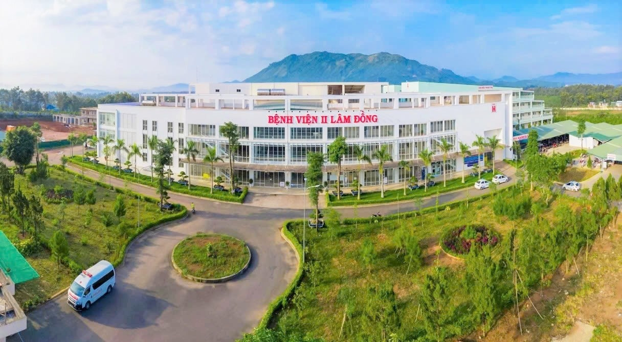Bệnh viện II Lâm Đồng là bệnh viện tuyến tỉnh hạng II được xây dựng hiện đại với quy mô 500 giường bệnh có nhiệm vụ khám chữa bệnh, chăm sóc cho Nhân dân các huyện phía Nam Lâm Đồng. 