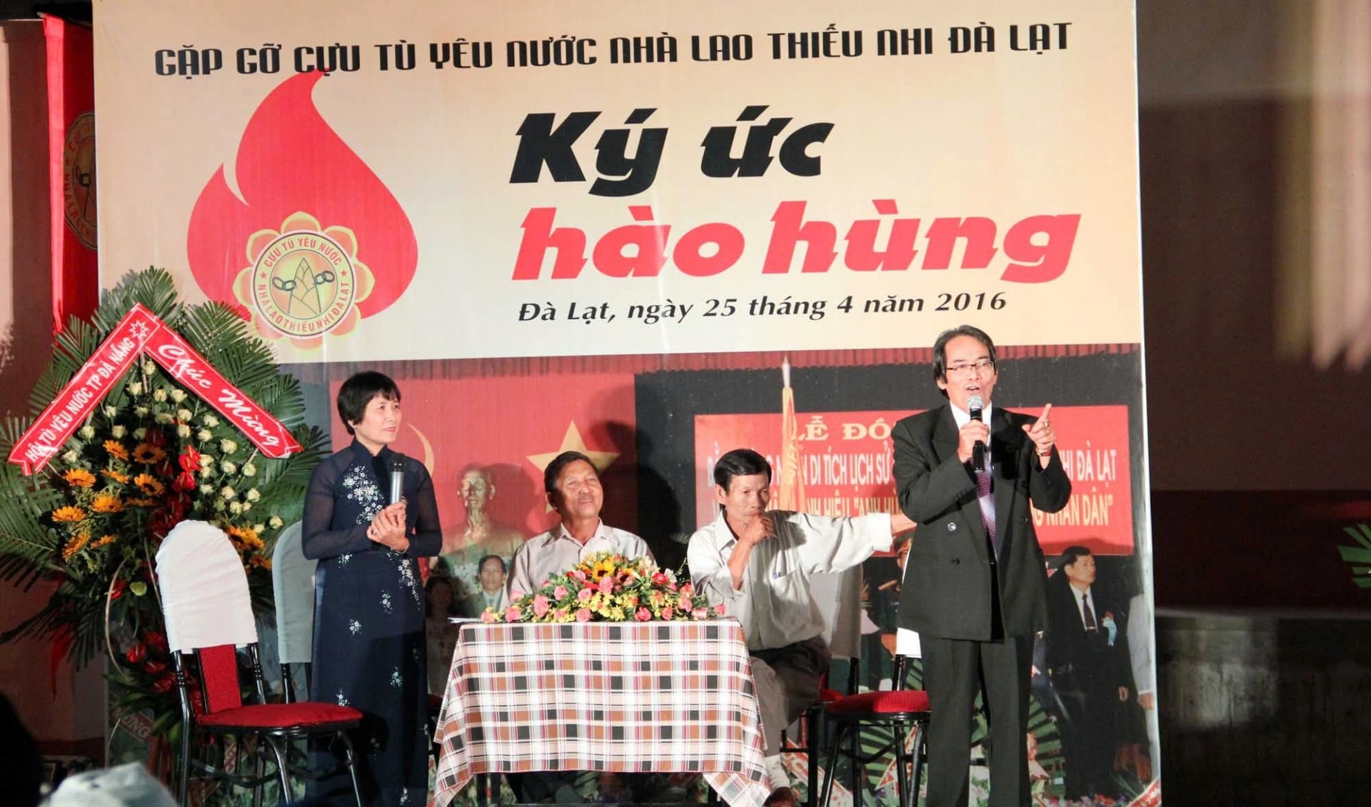 Anh hùng LLVTND Mai Thanh Minh trong một cuộc giao lưu tại di tích