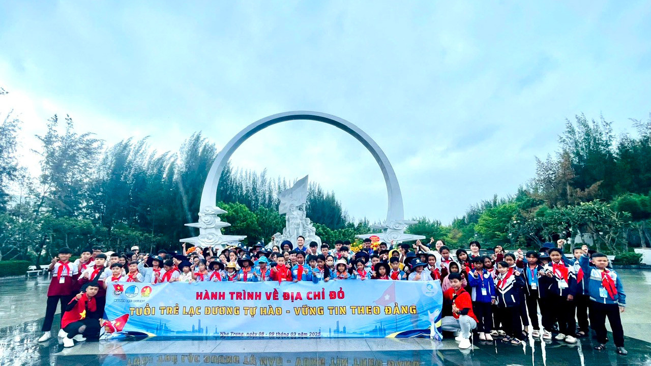 Các đại biểu Cháu ngoan Bác Hồ huyện Lạc Dương tại Đại hội lần thứ 18 năm 2025 tham gia hành trình về địa chỉ đỏKhu tưởng niệm chiến sĩ Gạc Ma