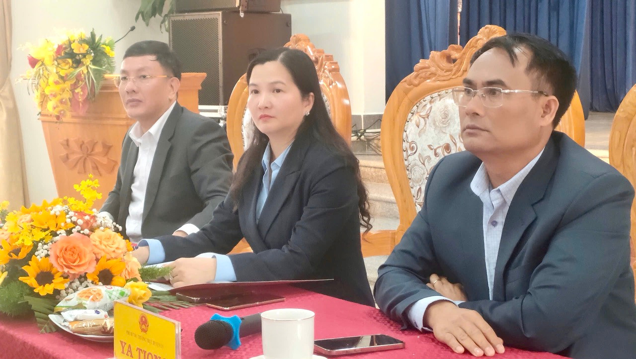 Các đồng chí chủ trì hội nghị