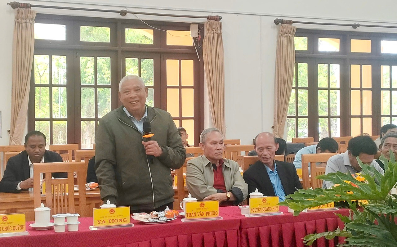 các đồng chí nguyên lãnh đạo huyện đóng góp ý kiến tại buổi gặp mặt