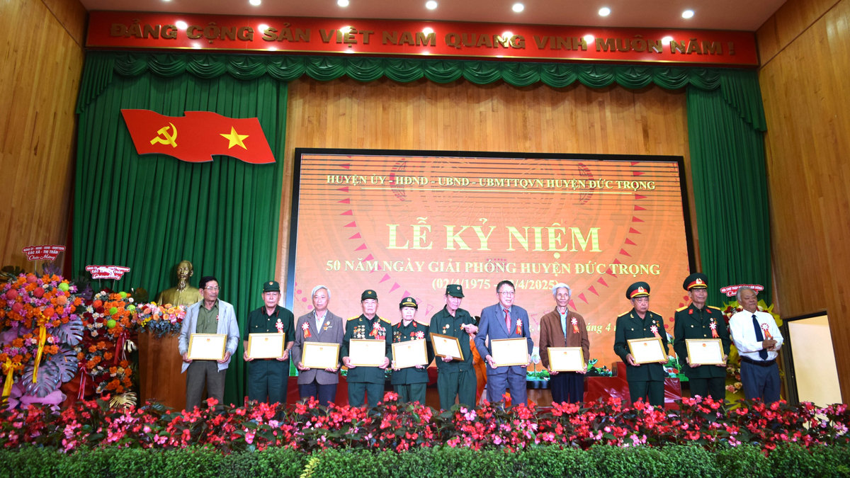 Đồng chí Lê Hồng Khánh - Phó Bí thư Thường trực Huyện ủy trao giấy khen của UBND huyện cho các cá nhân tiêu biểu
