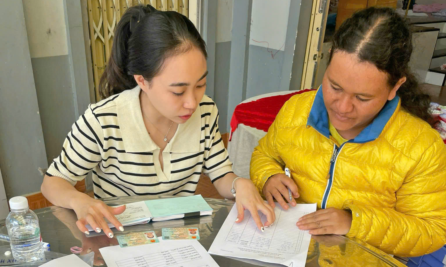 Ra quân vận động người dân  xã Liên Hiệp tham gia BHYT