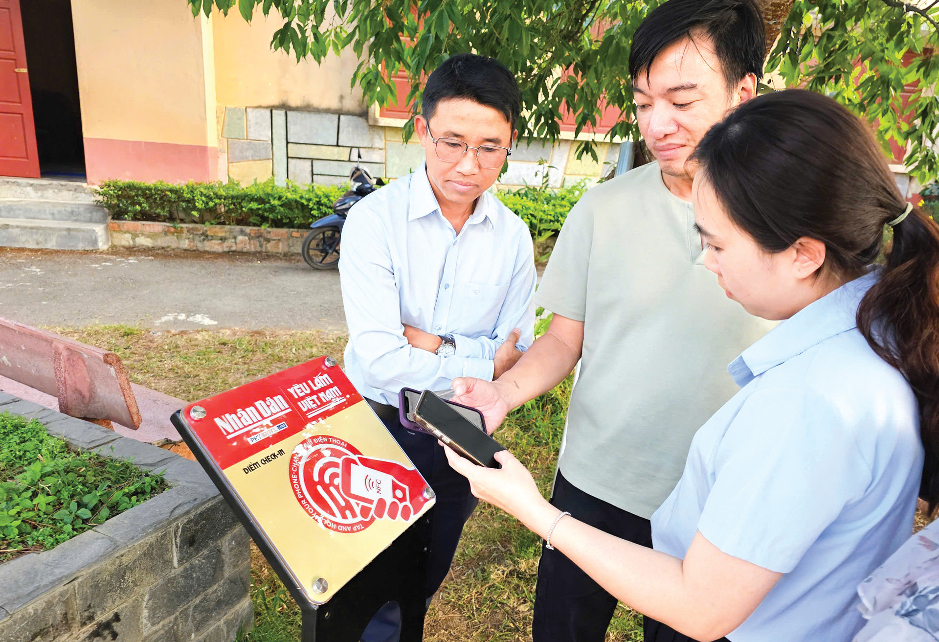 Học sinh và du khách quét mã NFCđể lấy thông tin tại các điểm tham quan