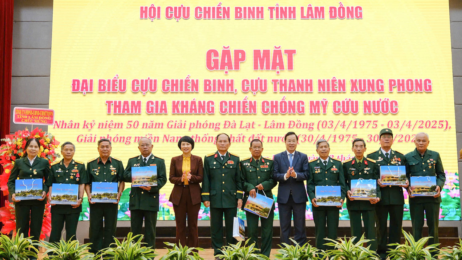 Đồng chí Phạm Thị Phúc - Phó Bí thư Thường trực Tỉnh uỷ, Chủ tịch HĐND tỉnh và đồng chí Phạm Triều - Ủy viên Ban Thường vụ Tỉnh ủy,  Chủ tịch Uỷ ban MTTQ Việt Nam tỉnh tặng quà cho cựu chiến binh, cựu thanh niên xung phong