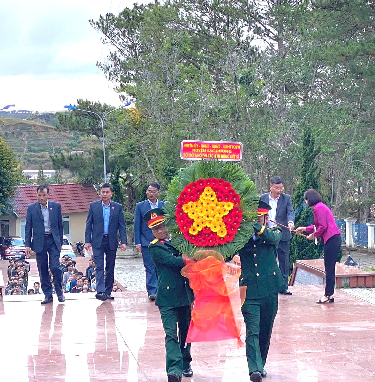 Các đại biểu dâng hoa viếng Đài tưởng niệm các anh hùng liệt sỹ