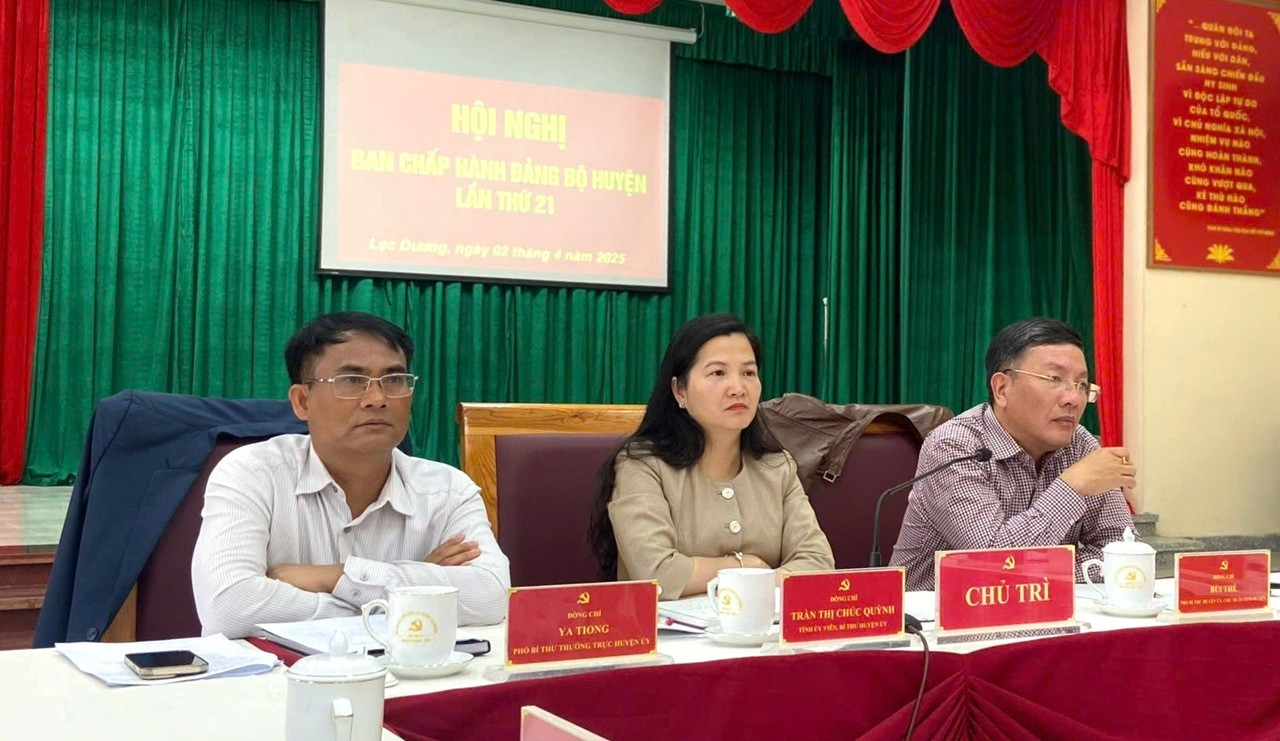 Các đồng chí chủ trì hội nghị