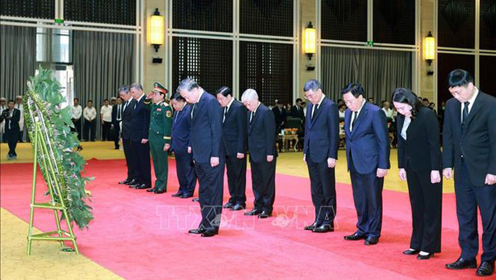 Tổng Bí thư Tô Lâm dẫn đầu Đoàn đại biểu cấp cao của Đảng, Nhà nước Việt Nam viếng nguyên Chủ tịch Đảng Nhân dân Cách mạng Lào, nguyên Chủ tịch nước Cộng hoà Dân chủ Nhân dân Lào Khamtay Siphandone