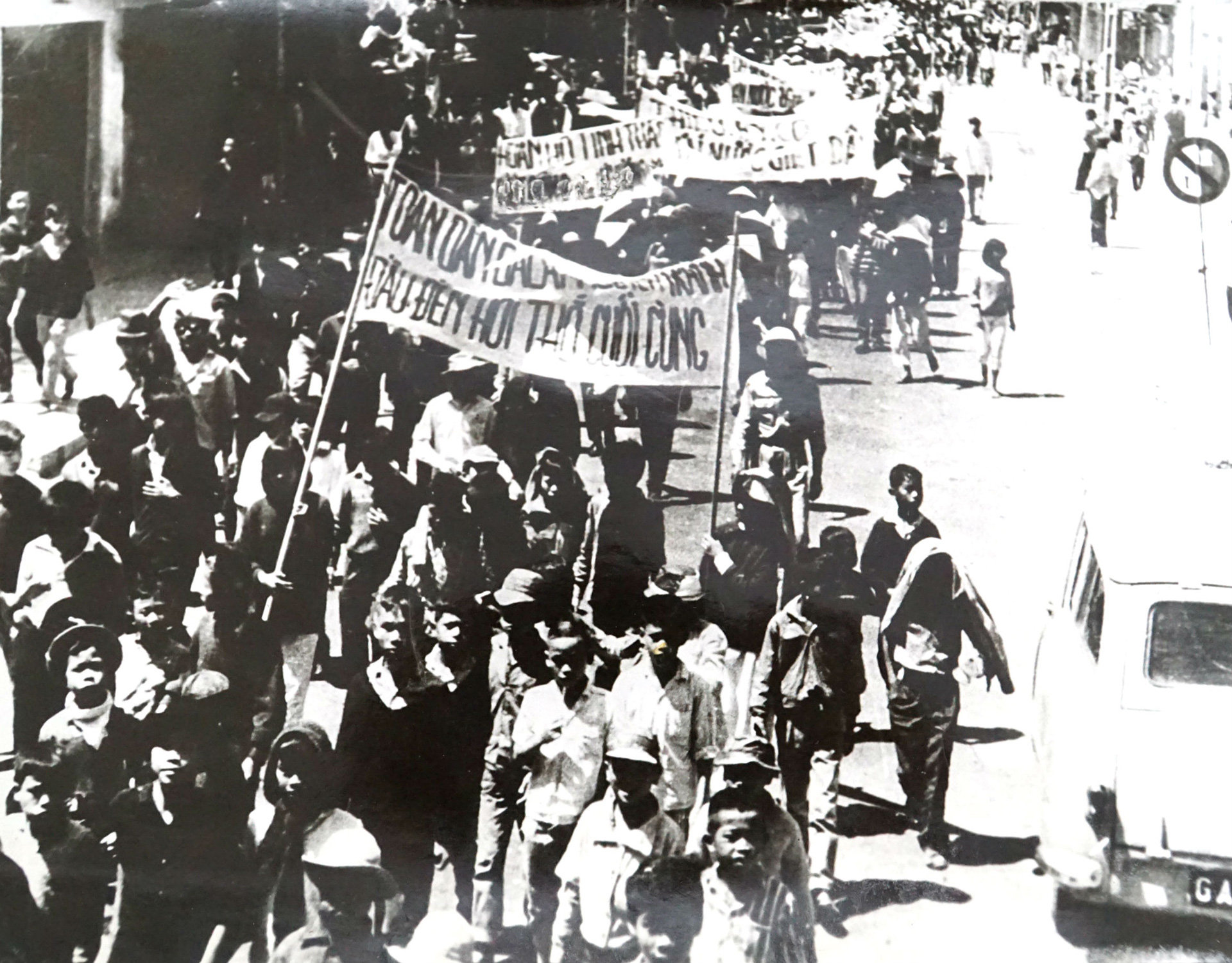 Tháng 3/1966, phong trào đấu tranh chính trị do SVHS phát động đã được sự hưởng ứng của các tầng lớp Nhân dân Đà Lạt. Ảnh: tư liệu